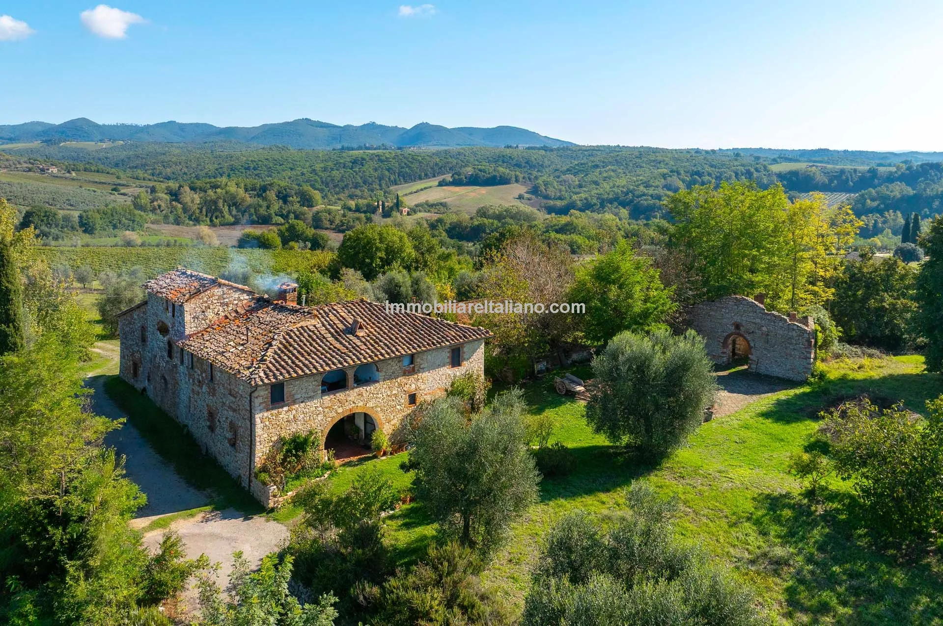 6-Bedroom Country House with Expansive Grounds in Chianti, Tuscany - Image 2