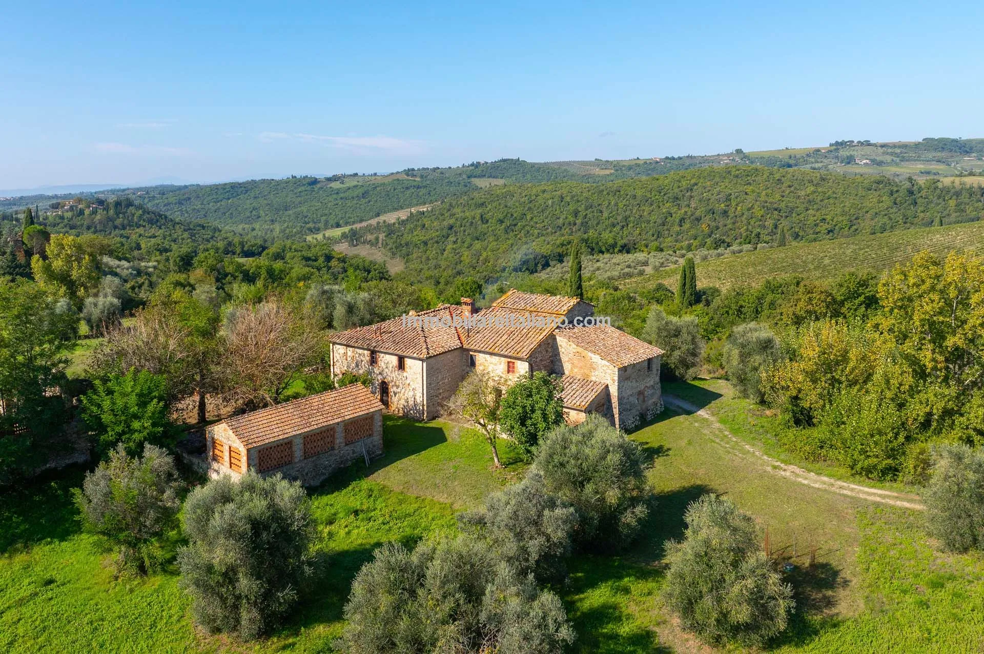 6-Bedroom Country House with Expansive Grounds in Chianti, Tuscany - Image 4