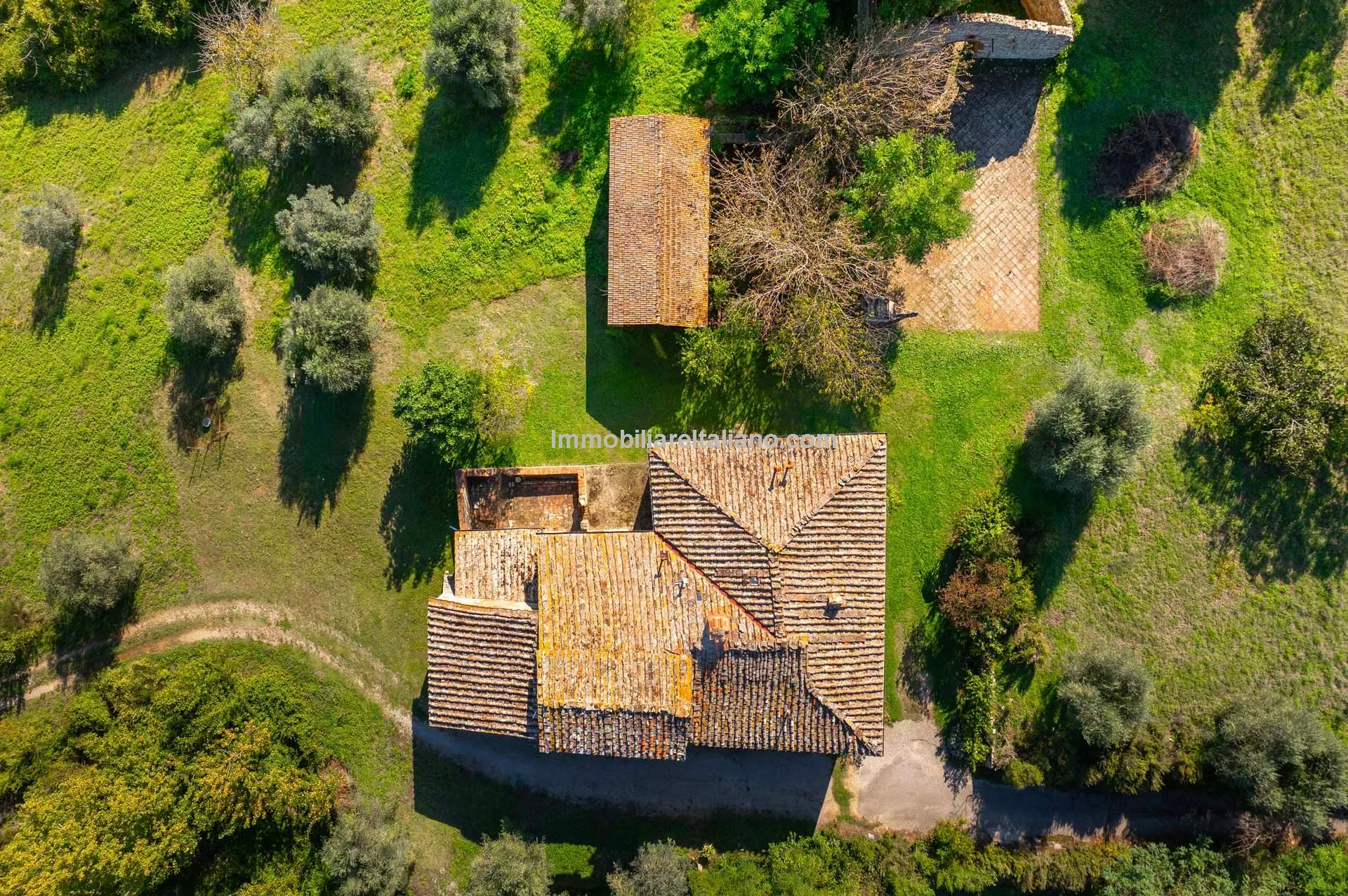 6-Bedroom Country House with Expansive Grounds in Chianti, Tuscany - View image 7 of 51