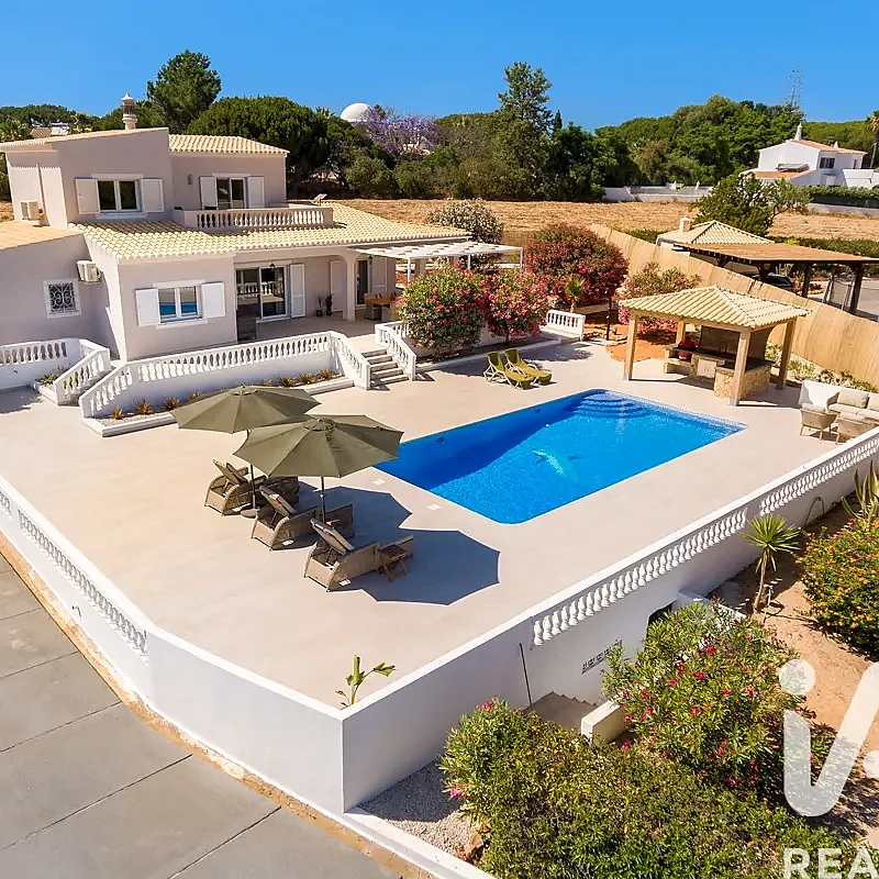 Elegant 1990s Villa with Pool and Expansive Gardens in Lagoa, Portugal