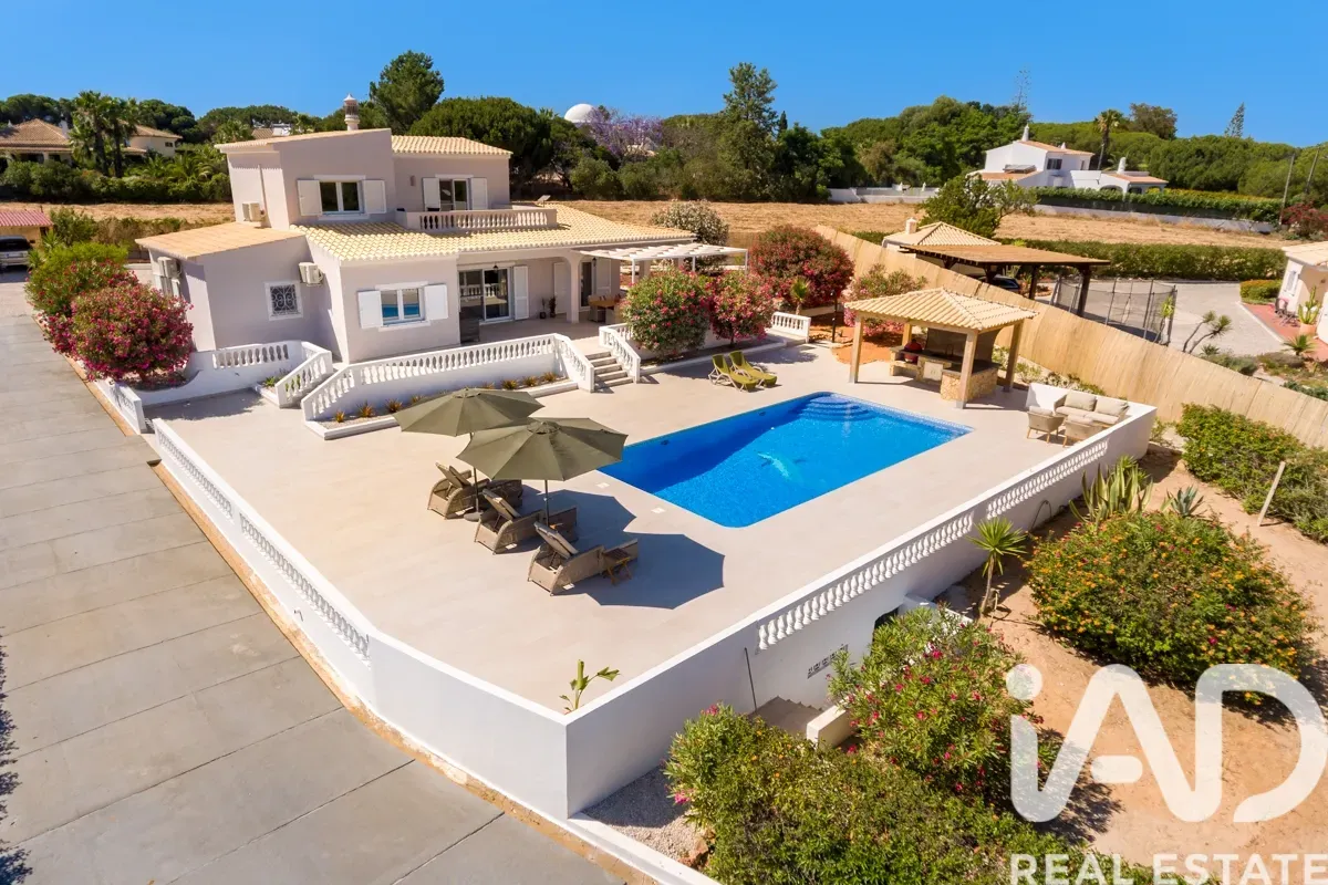 Elegant 1990s Villa with Pool and Expansive Gardens in Lagoa, Portugal - Image 1