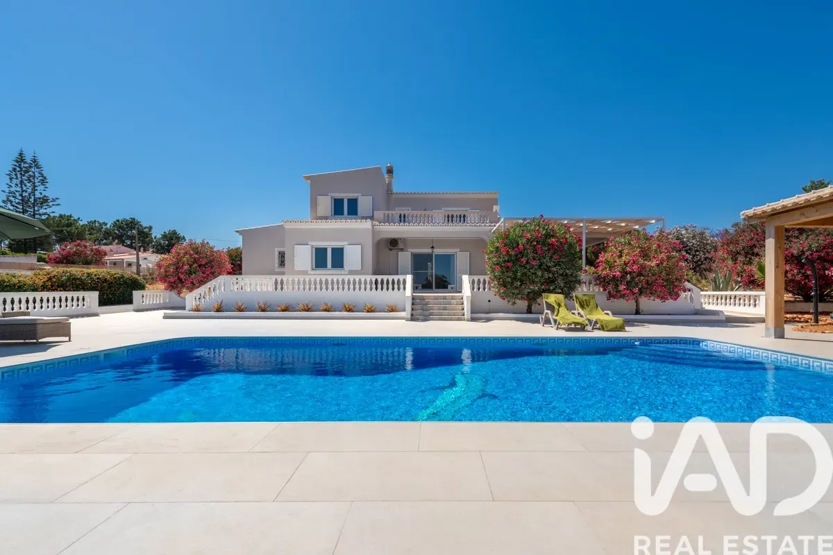 Elegant 1990s Villa with Pool and Expansive Gardens in Lagoa, Portugal - Image 2