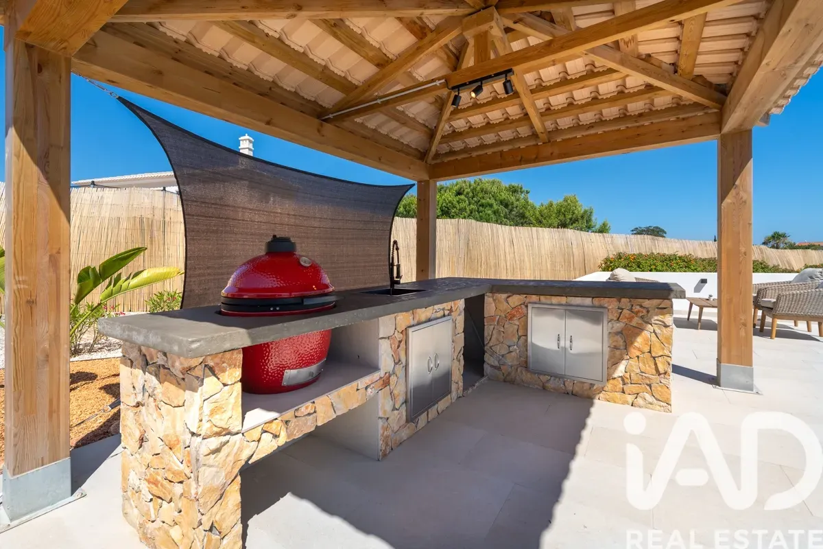 Elegant 1990s Villa with Pool and Expansive Gardens in Lagoa, Portugal - Image 3