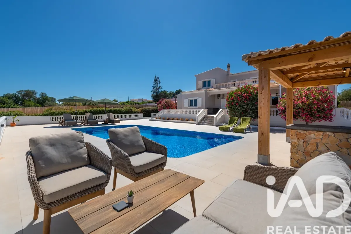 Elegant 1990s Villa with Pool and Expansive Gardens in Lagoa, Portugal - Image 4