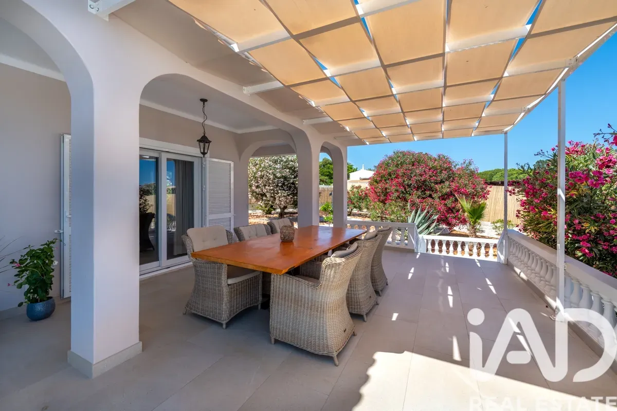 Elegant 1990s Villa with Pool and Expansive Gardens in Lagoa, Portugal - Image 5