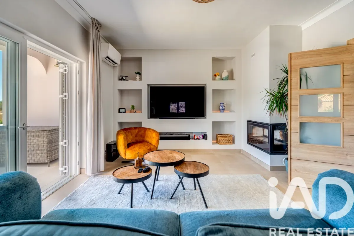 Elegant 1990s Villa with Pool and Expansive Gardens in Lagoa, Portugal - View image 6 of 32