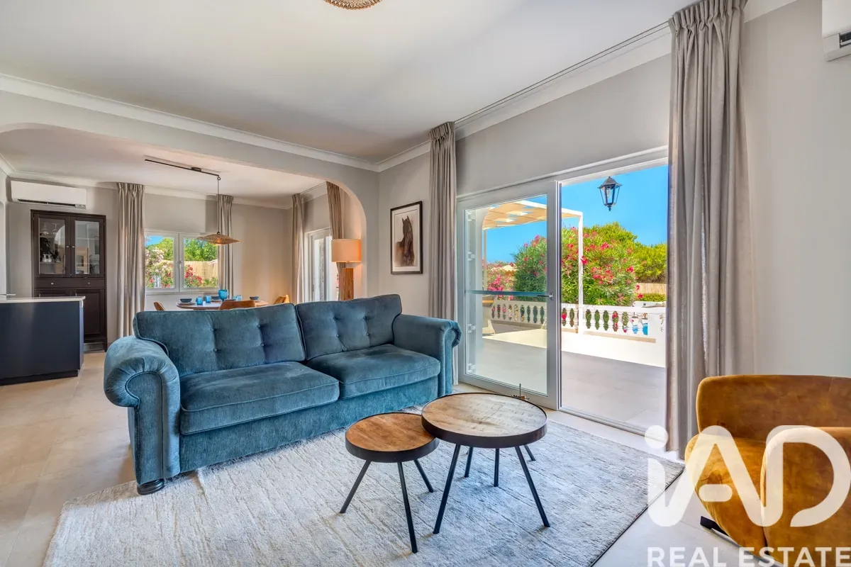 Elegant 1990s Villa with Pool and Expansive Gardens in Lagoa, Portugal - View image 7 of 32