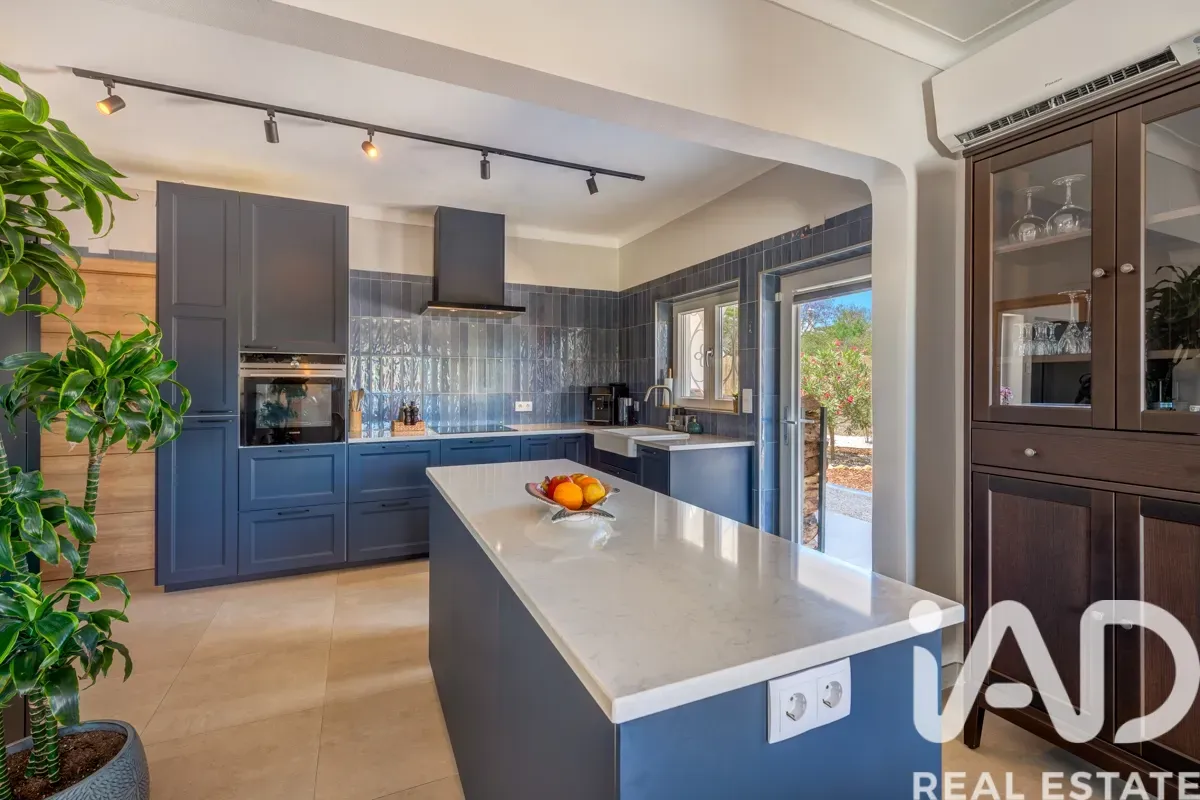 Elegant 1990s Villa with Pool and Expansive Gardens in Lagoa, Portugal - View image 8 of 32