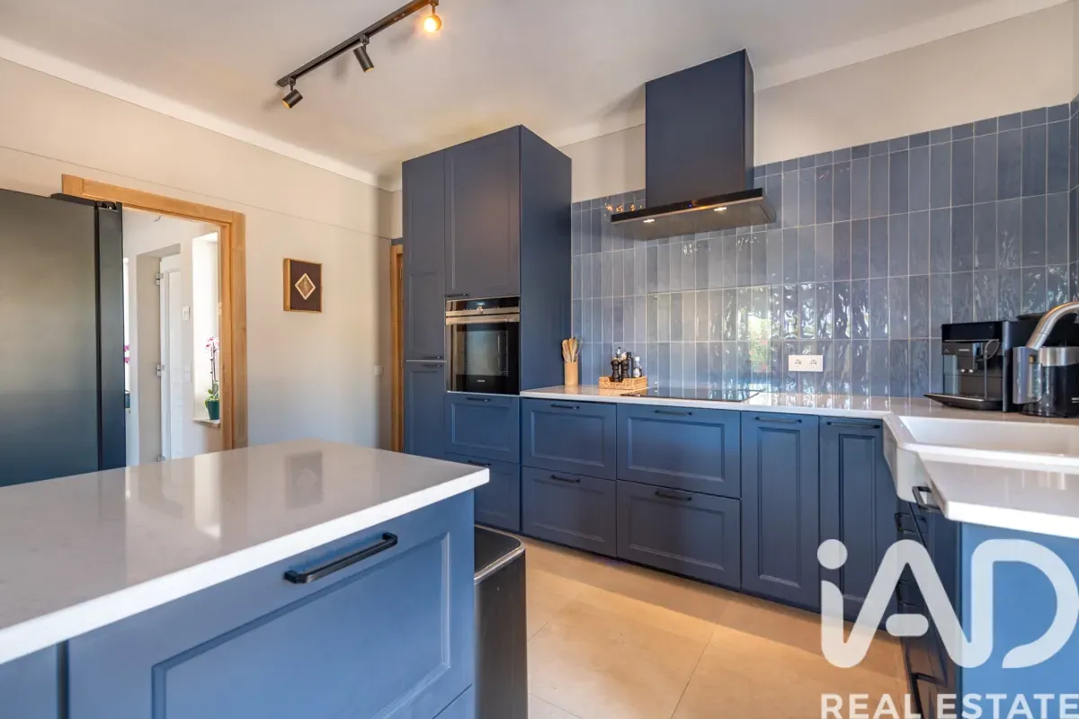 Elegant 1990s Villa with Pool and Expansive Gardens in Lagoa, Portugal - View image 9 of 32