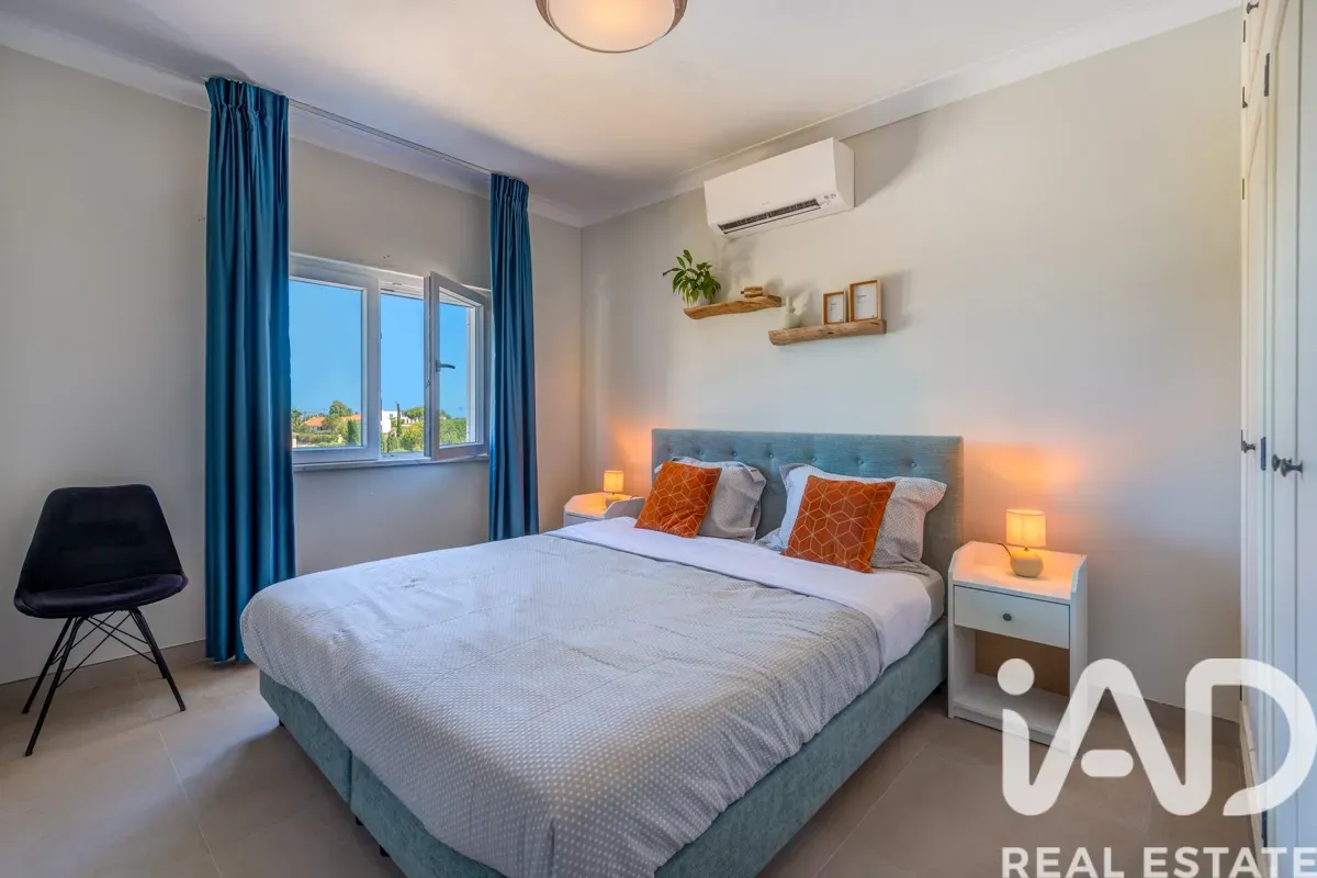 Elegant 1990s Villa with Pool and Expansive Gardens in Lagoa, Portugal - View image 11 of 32