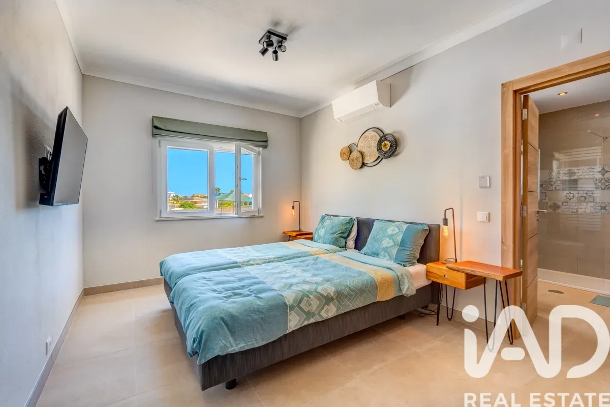 Elegant 1990s Villa with Pool and Expansive Gardens in Lagoa, Portugal - View image 13 of 32