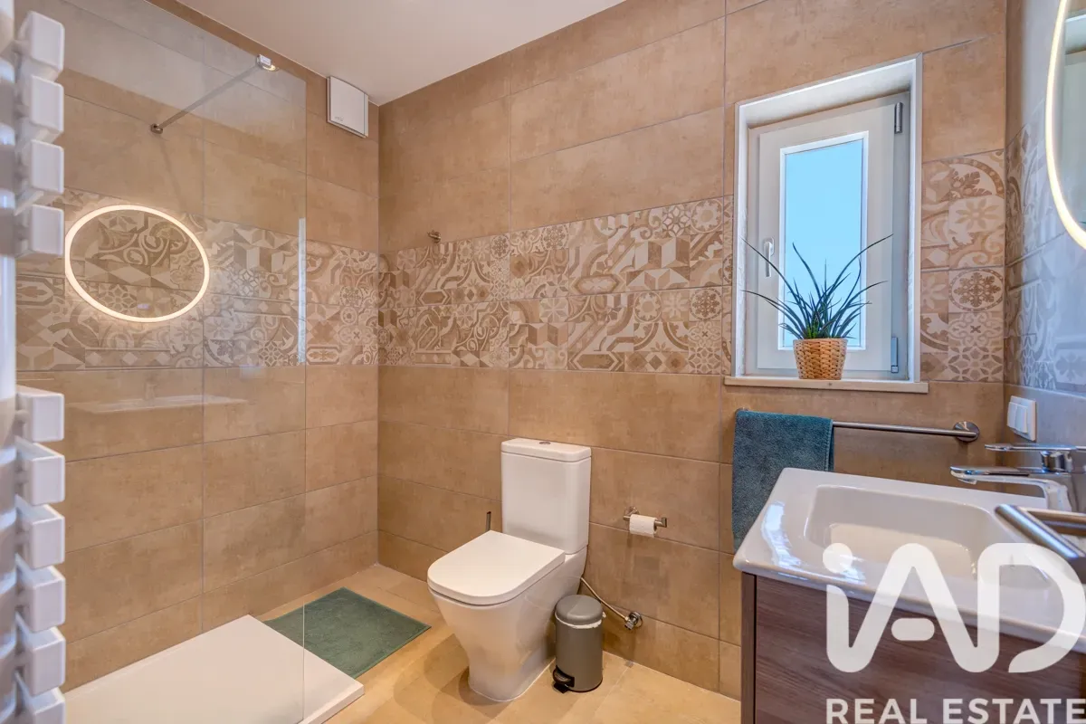 Elegant 1990s Villa with Pool and Expansive Gardens in Lagoa, Portugal - View image 14 of 32