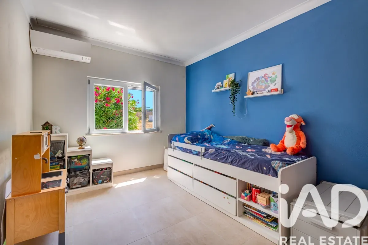 Elegant 1990s Villa with Pool and Expansive Gardens in Lagoa, Portugal - View image 15 of 32