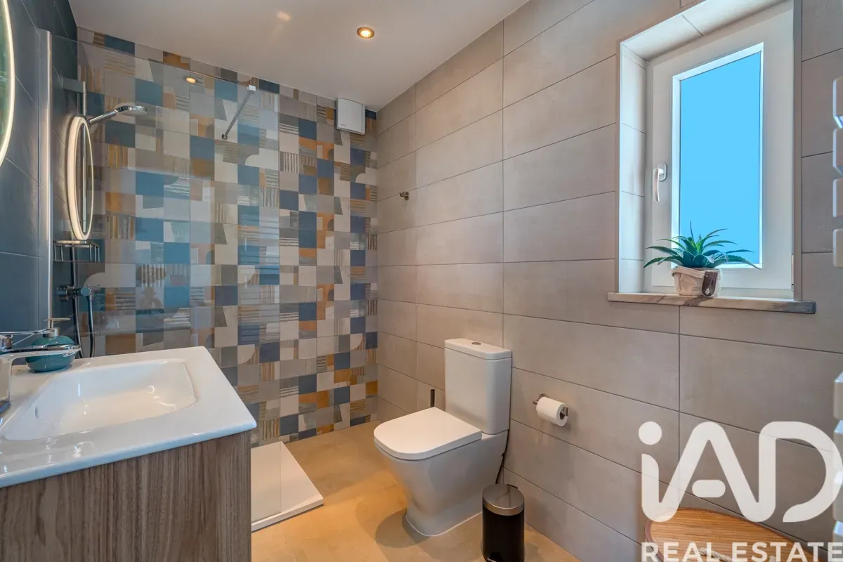 Elegant 1990s Villa with Pool and Expansive Gardens in Lagoa, Portugal - View image 16 of 32