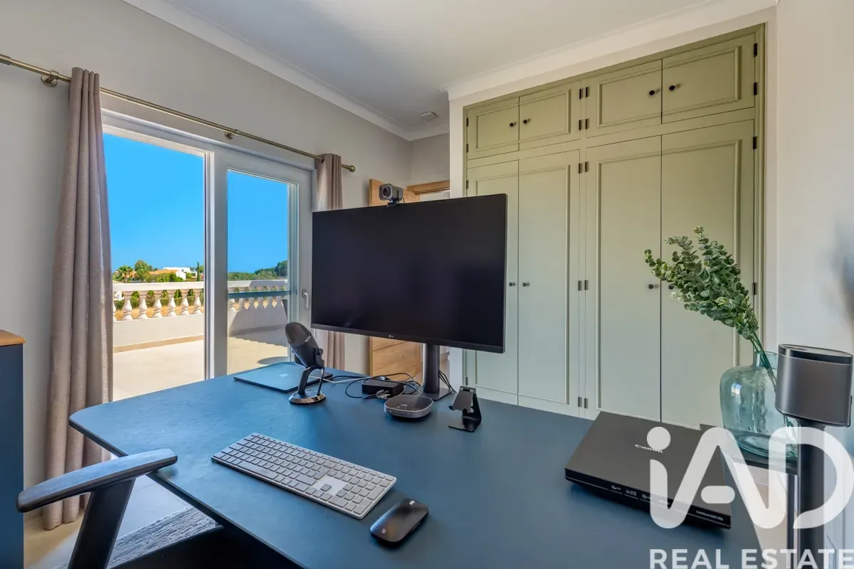 Elegant 1990s Villa with Pool and Expansive Gardens in Lagoa, Portugal - View image 17 of 32