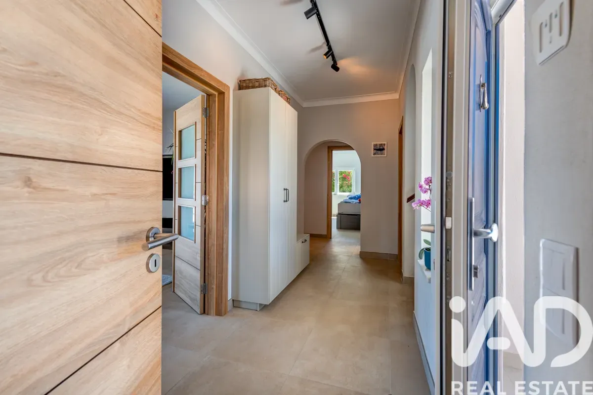 Elegant 1990s Villa with Pool and Expansive Gardens in Lagoa, Portugal - View image 19 of 32