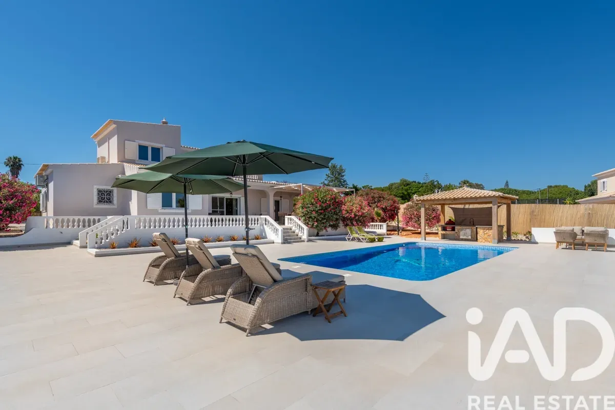 Elegant 1990s Villa with Pool and Expansive Gardens in Lagoa, Portugal - View image 23 of 32