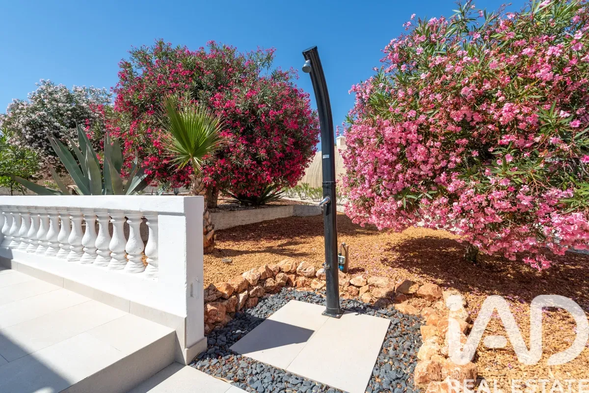 Elegant 1990s Villa with Pool and Expansive Gardens in Lagoa, Portugal - View image 24 of 32