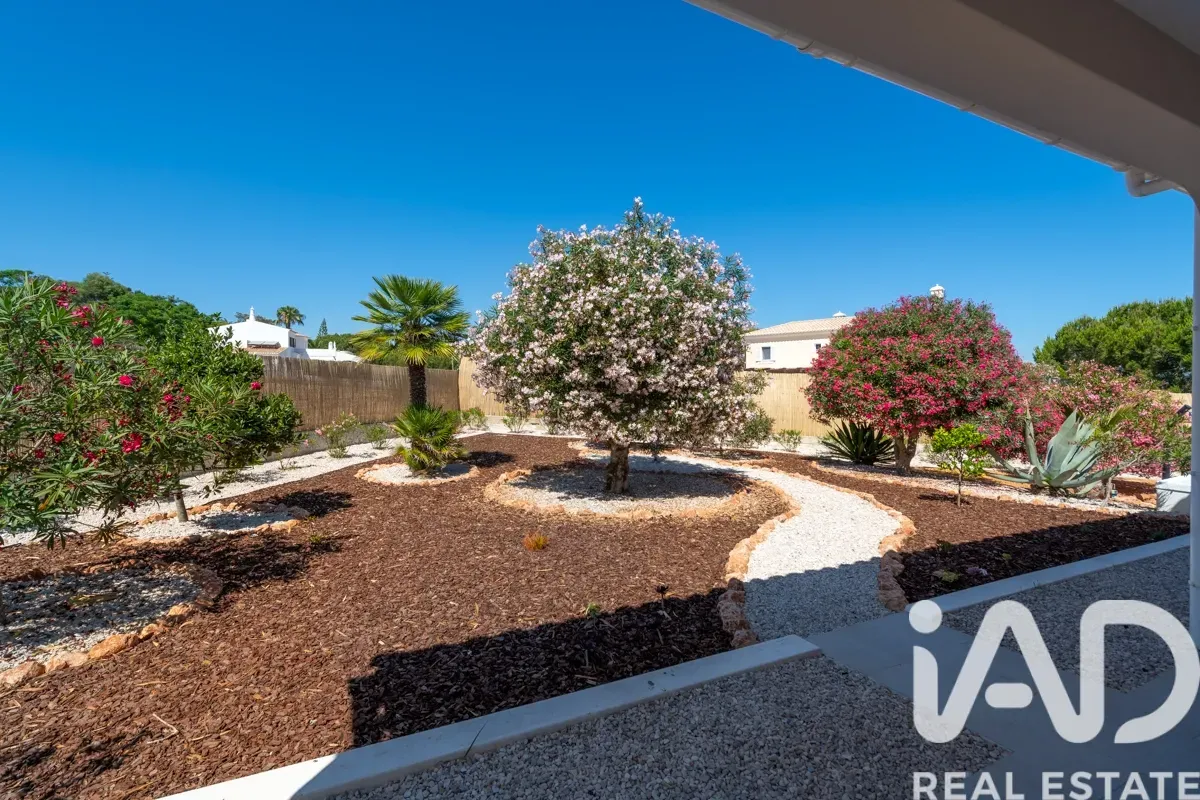 Elegant 1990s Villa with Pool and Expansive Gardens in Lagoa, Portugal - View image 25 of 32