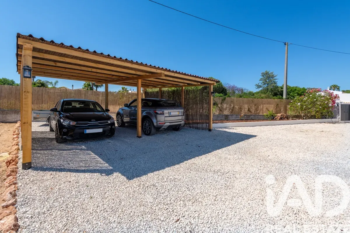 Elegant 1990s Villa with Pool and Expansive Gardens in Lagoa, Portugal - View image 26 of 32