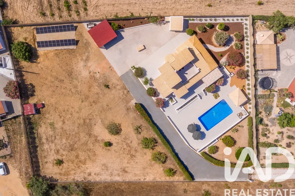 Elegant 1990s Villa with Pool and Expansive Gardens in Lagoa, Portugal - View image 28 of 32