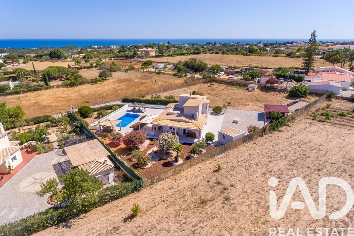 Elegant 1990s Villa with Pool and Expansive Gardens in Lagoa, Portugal - View image 29 of 32
