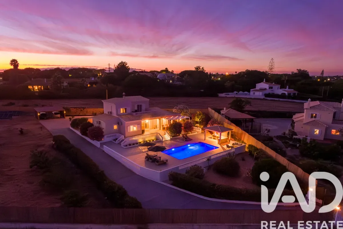 Elegant 1990s Villa with Pool and Expansive Gardens in Lagoa, Portugal - View image 30 of 32