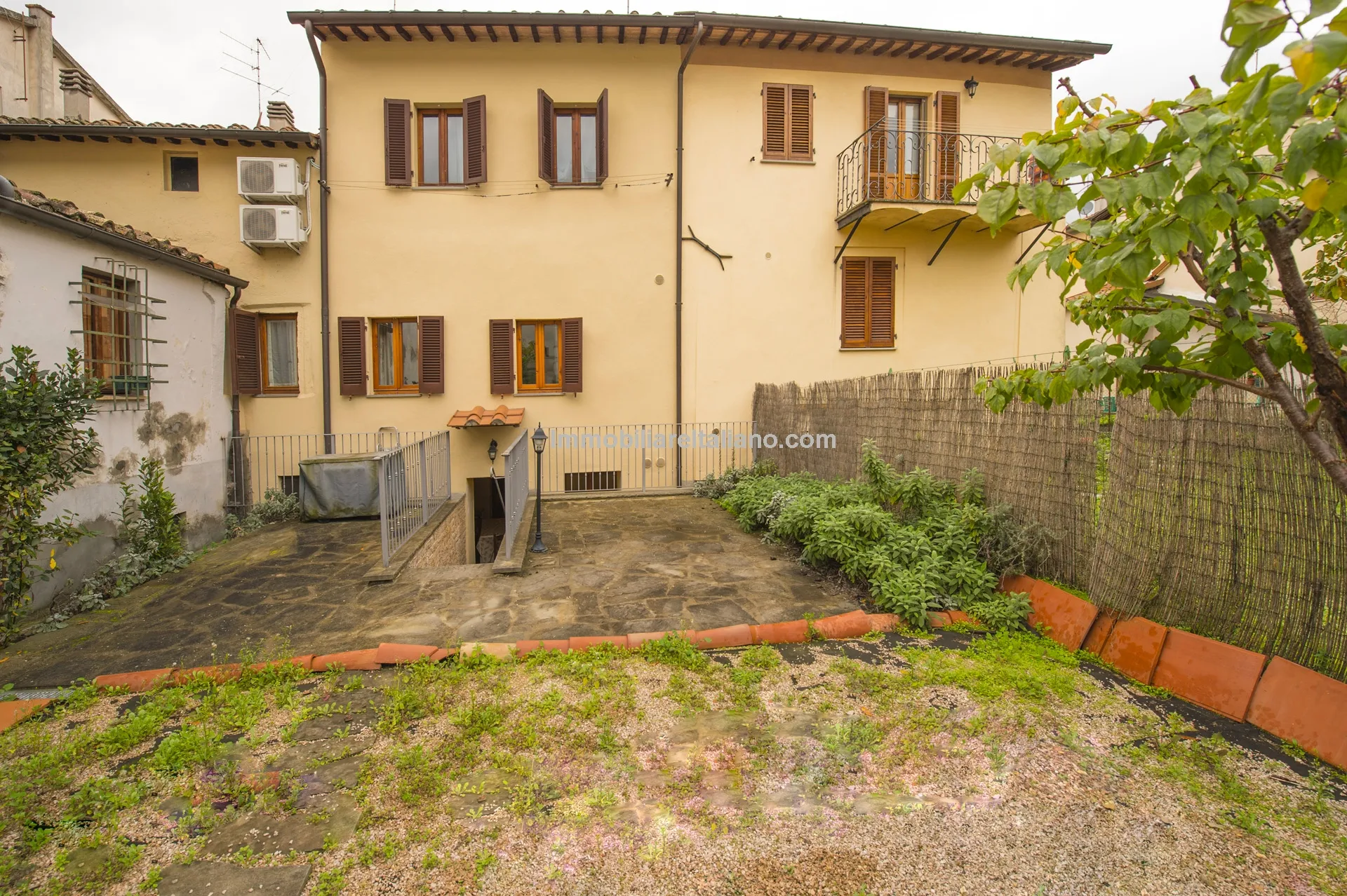 Historic 5-Bedroom Townhouse with B&B Licence in Sansepolcro, Tuscany - Image 1