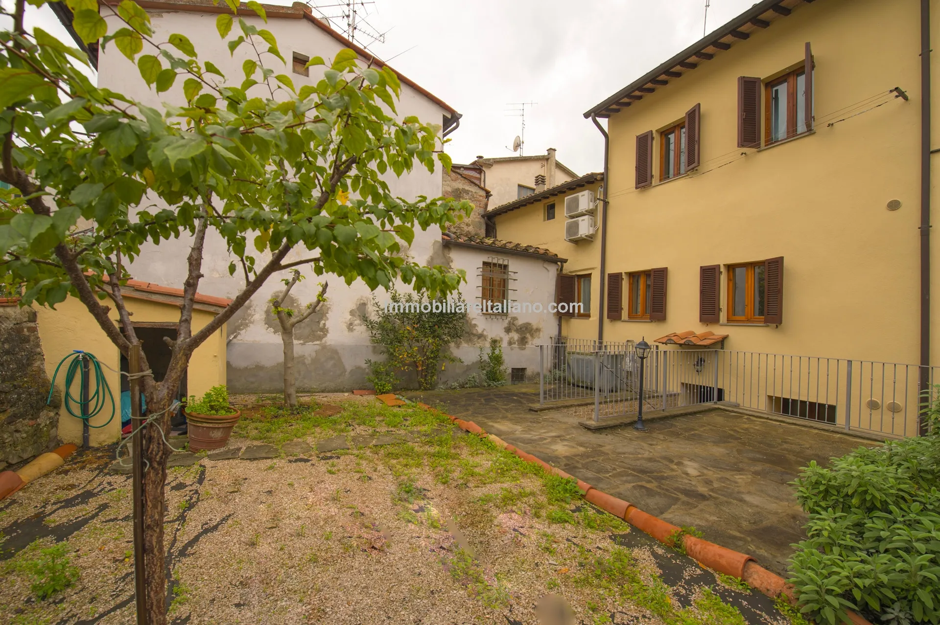 Historic 5-Bedroom Townhouse with B&B Licence in Sansepolcro, Tuscany - Image 3