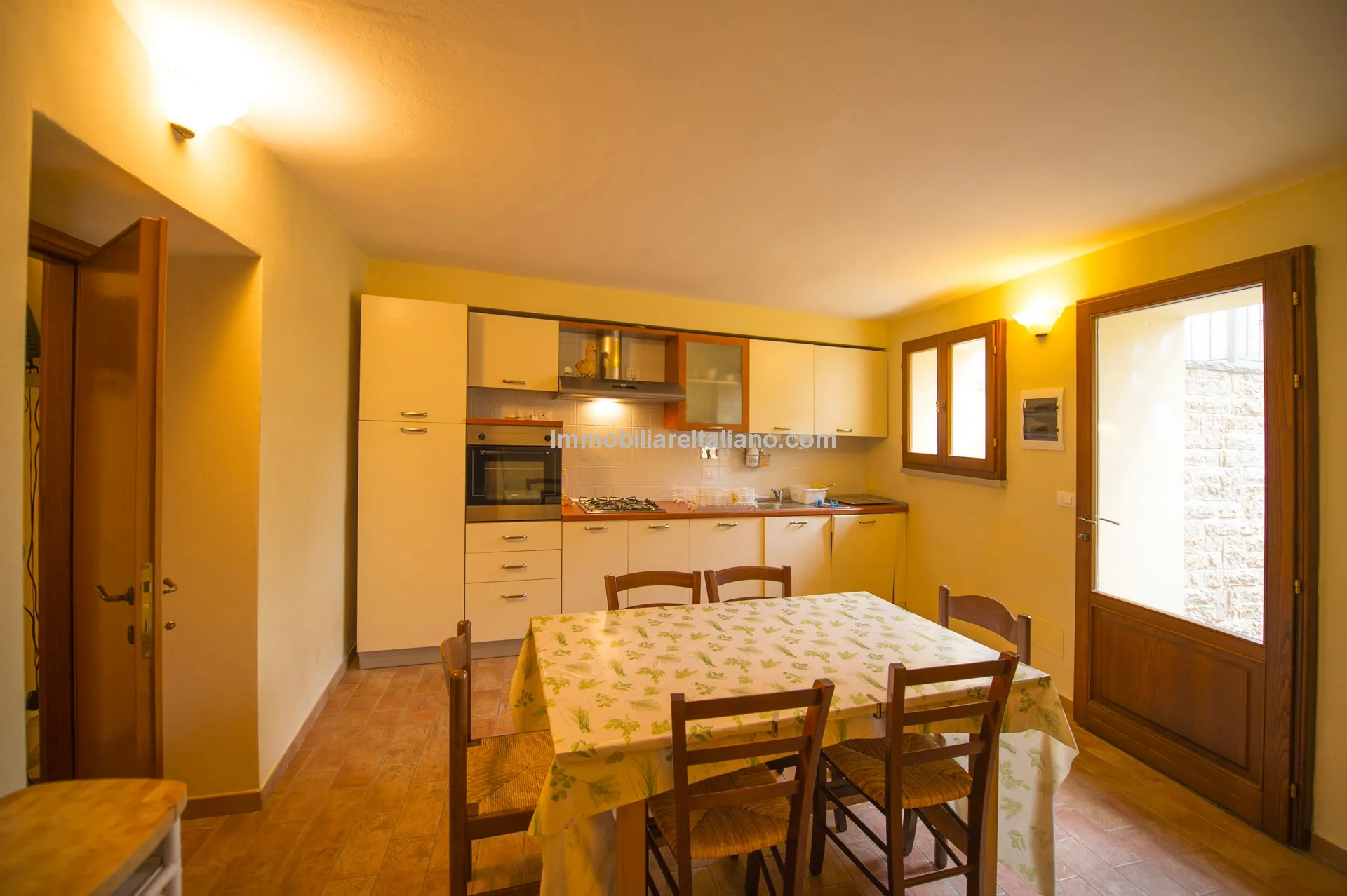 Historic 5-Bedroom Townhouse with B&B Licence in Sansepolcro, Tuscany - View image 10 of 36