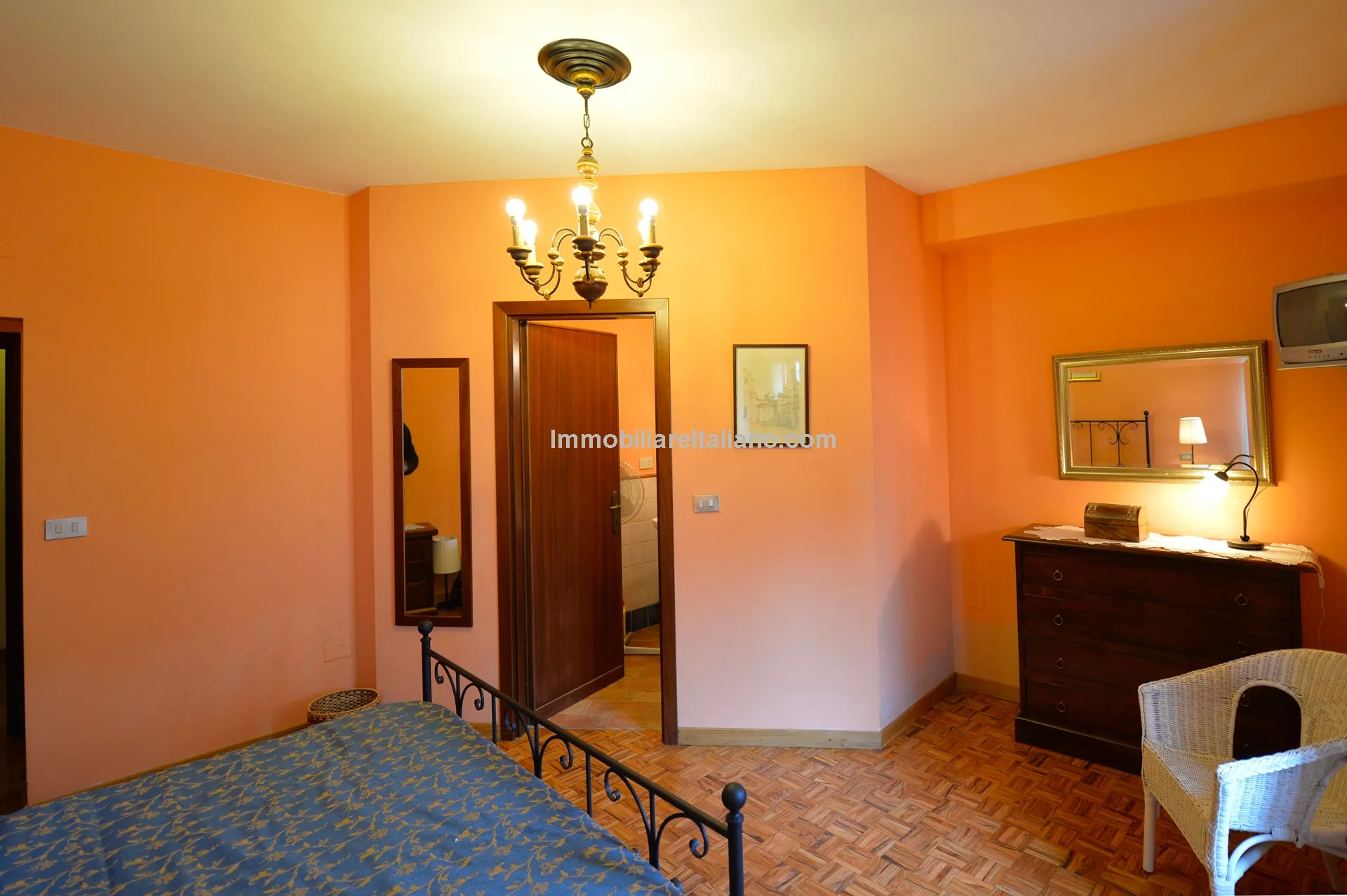 Historic 5-Bedroom Townhouse with B&B Licence in Sansepolcro, Tuscany - View image 28 of 36