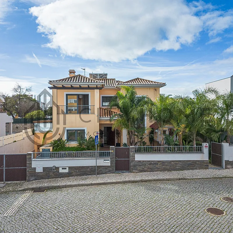 Contemporary Three-Bedroom House with Garden and Balcony in Portimão