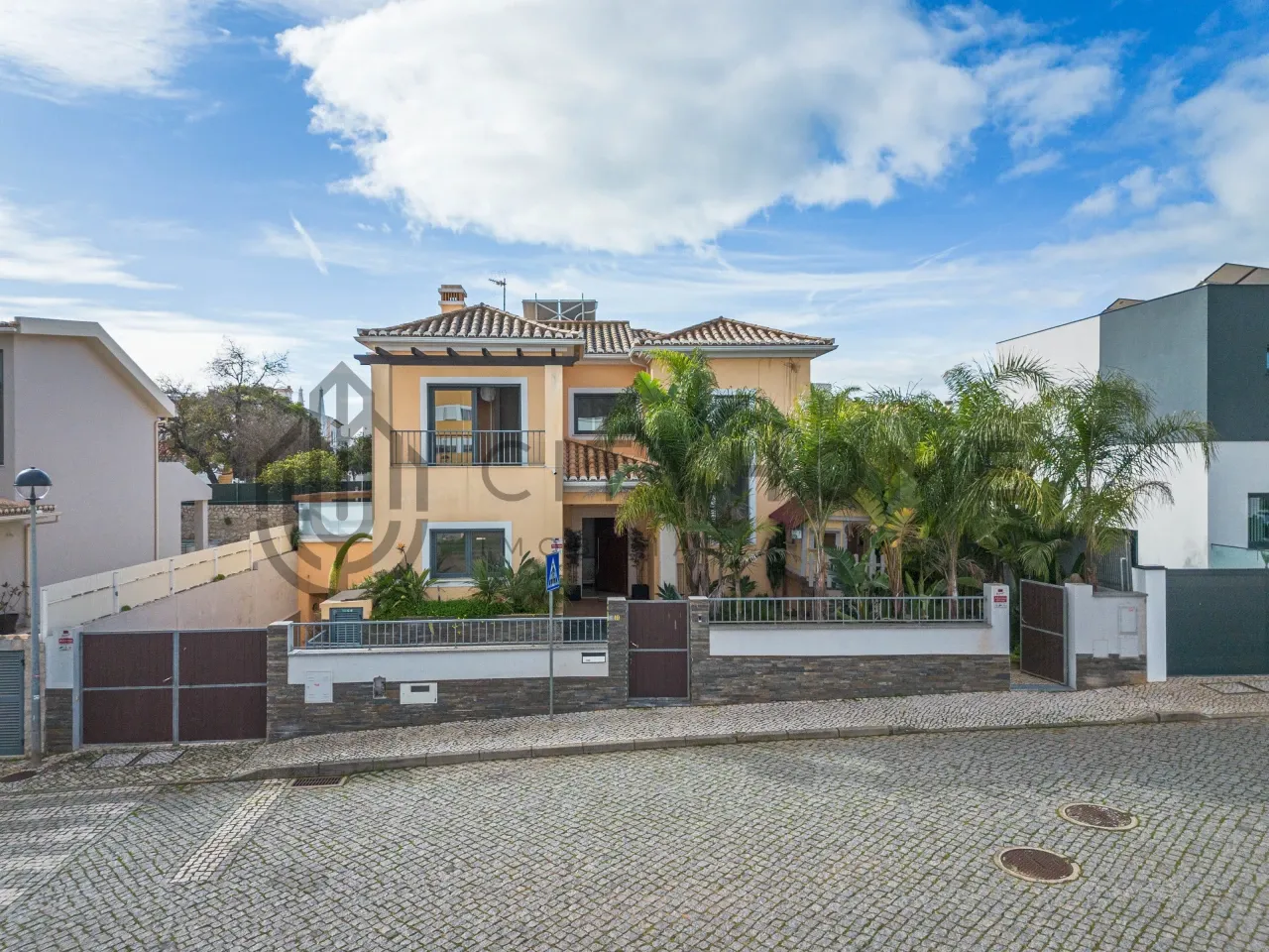 Contemporary Three-Bedroom House with Garden and Balcony in Portimão - Image 1