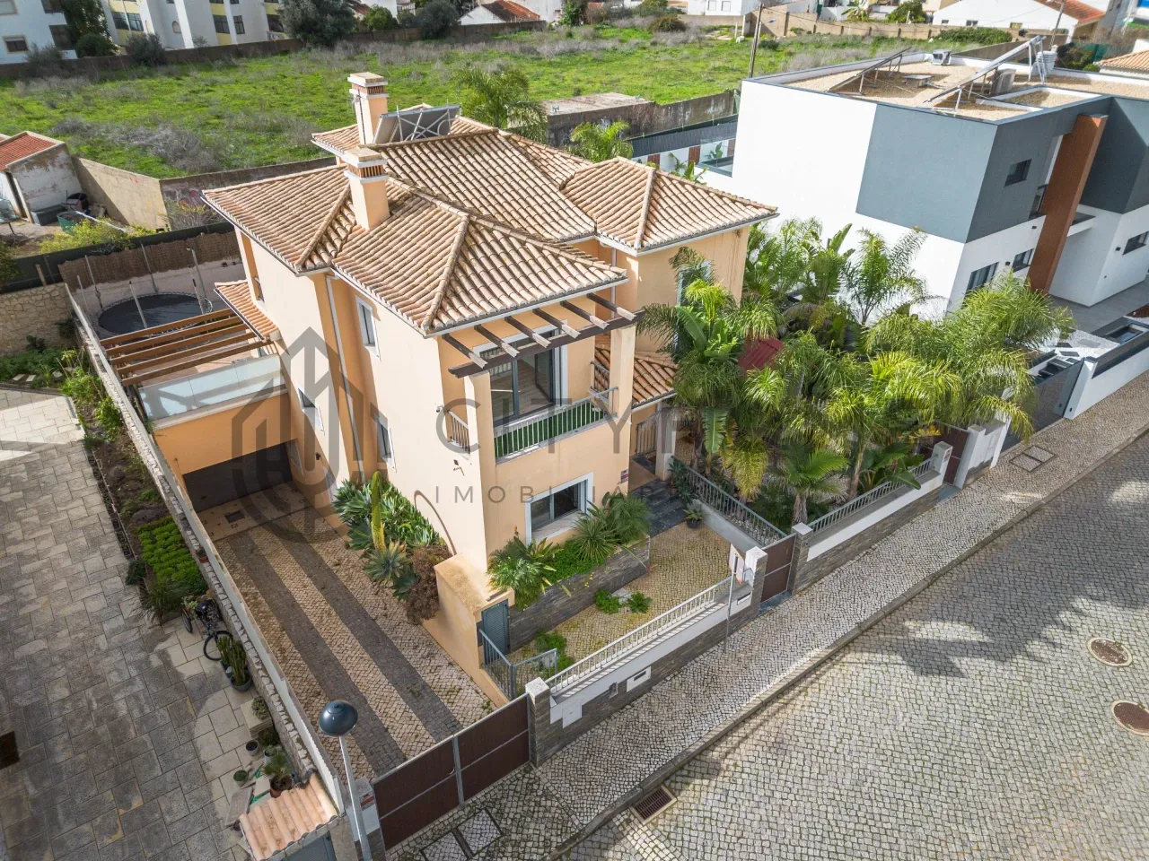 Contemporary Three-Bedroom House with Garden and Balcony in Portimão - Image 3