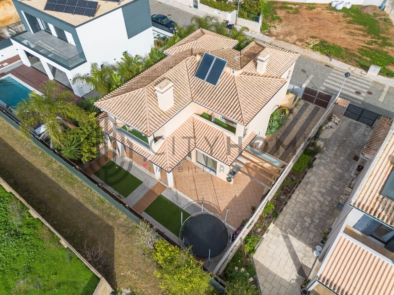 Contemporary Three-Bedroom House with Garden and Balcony in Portimão - Image 4