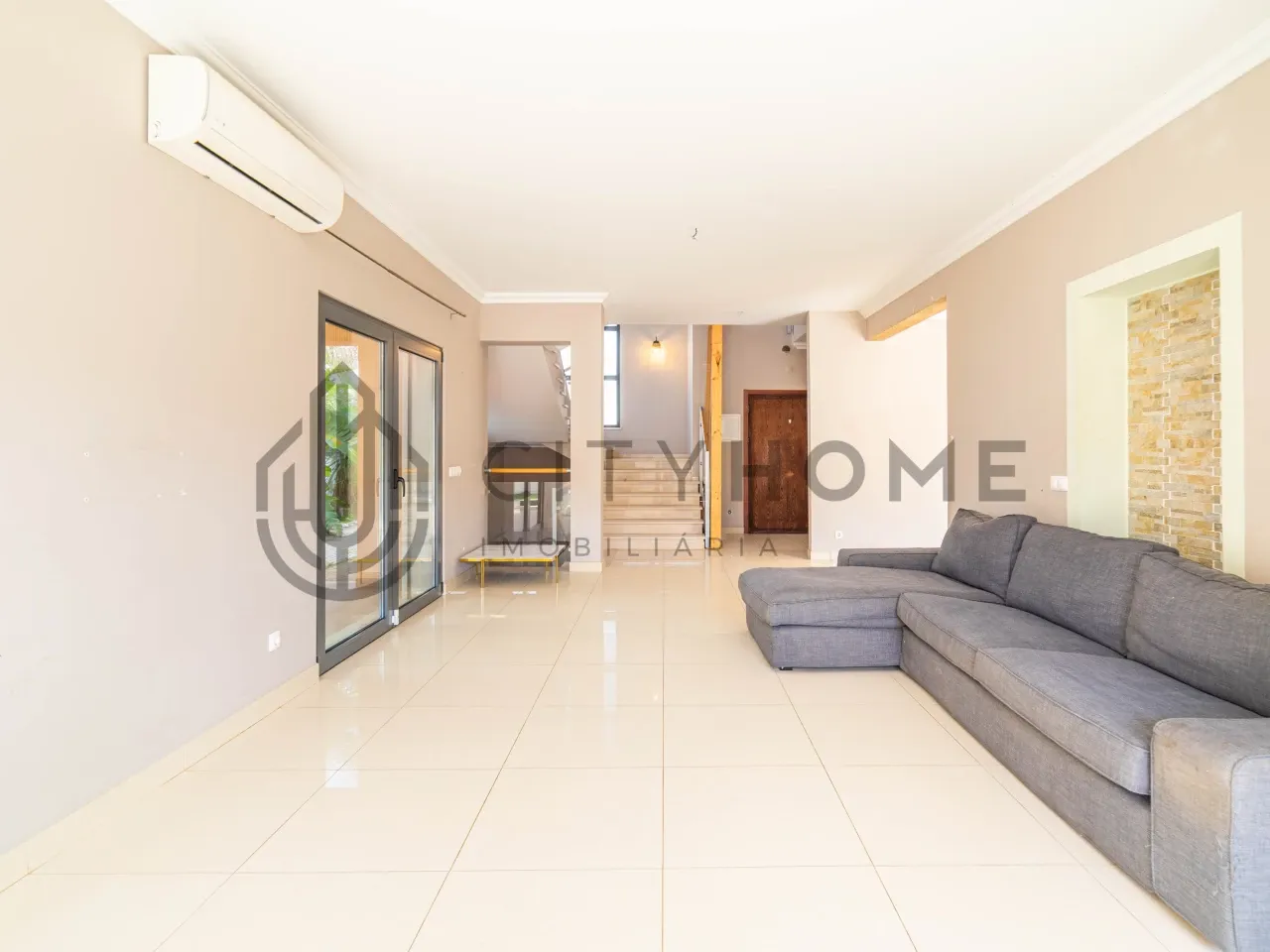 Contemporary Three-Bedroom House with Garden and Balcony in Portimão - View image 6 of 48