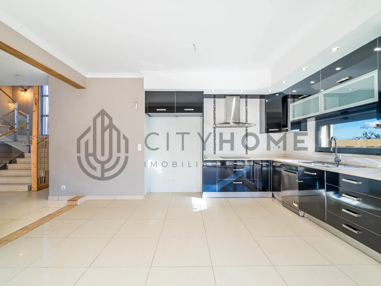 Contemporary Three-Bedroom House with Garden and Balcony in Portimão - View image 9 of 48