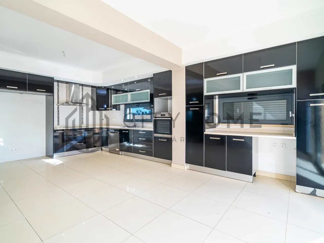 Contemporary Three-Bedroom House with Garden and Balcony in Portimão - View image 10 of 48