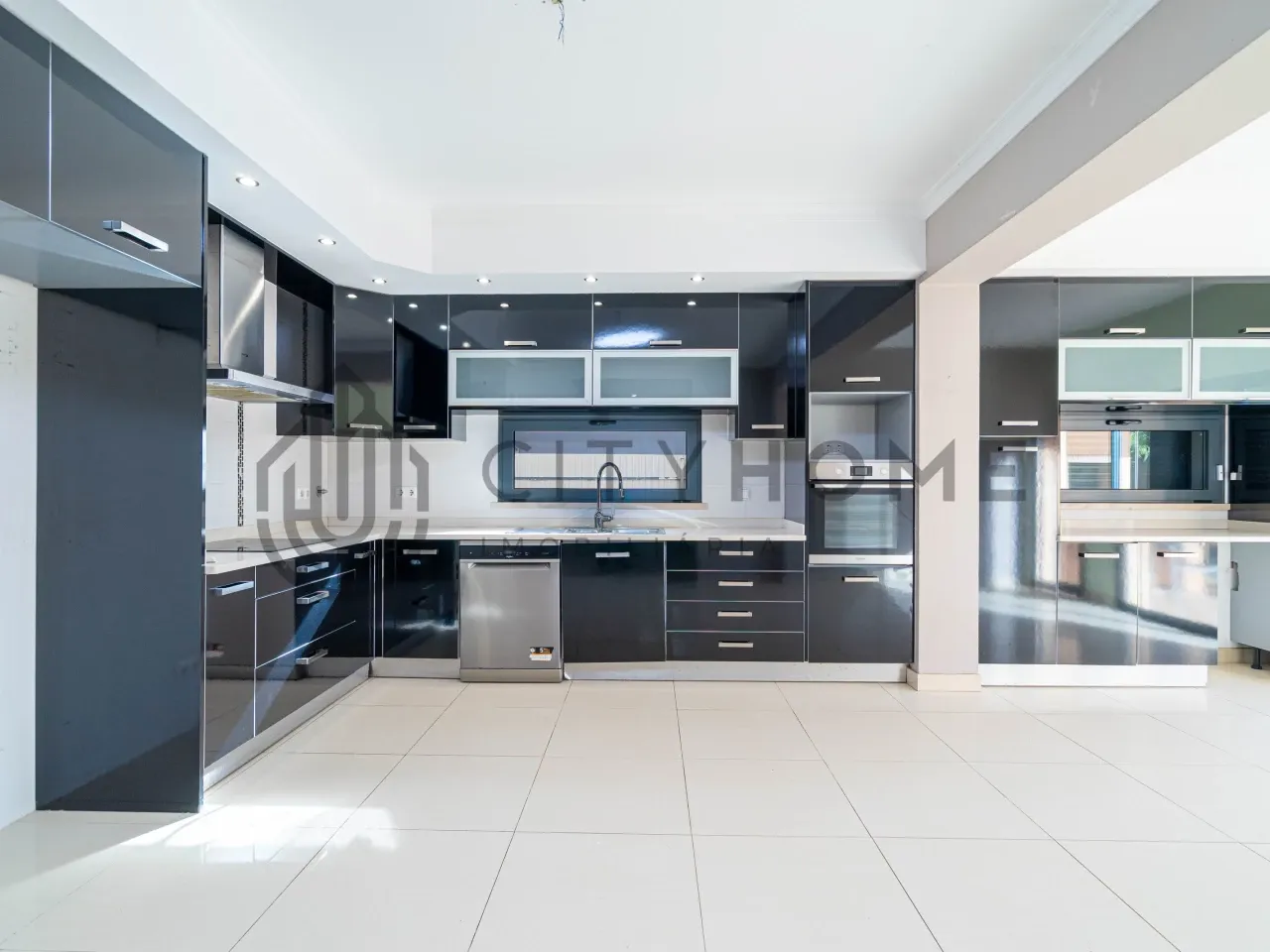 Contemporary Three-Bedroom House with Garden and Balcony in Portimão - View image 11 of 48