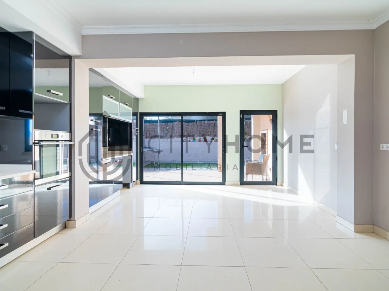 Contemporary Three-Bedroom House with Garden and Balcony in Portimão - View image 12 of 48