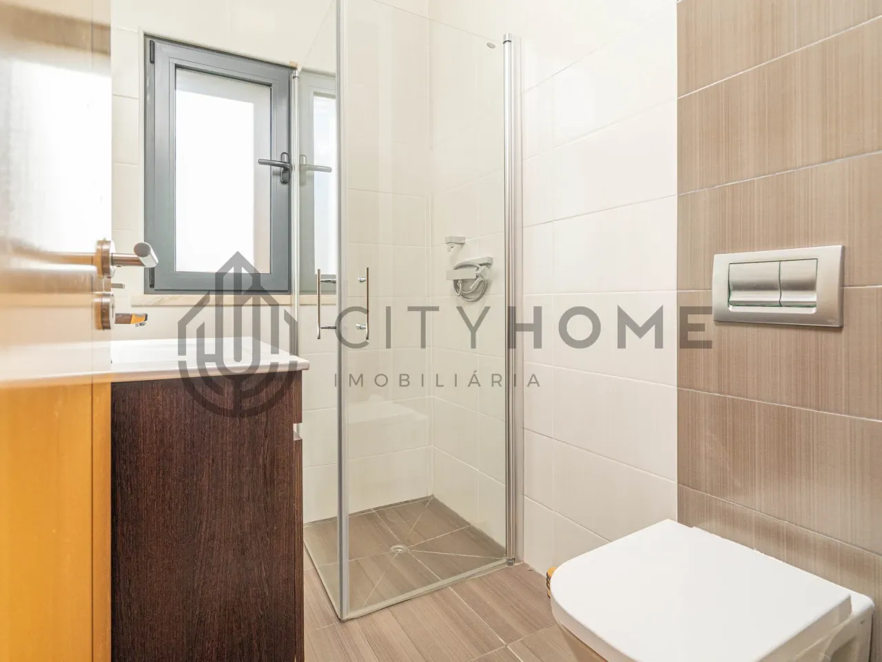 Contemporary Three-Bedroom House with Garden and Balcony in Portimão - View image 15 of 48