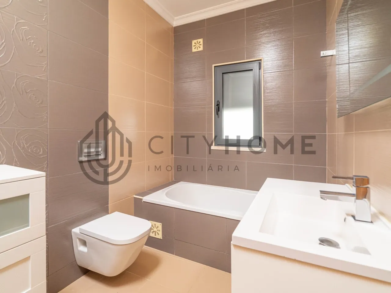 Contemporary Three-Bedroom House with Garden and Balcony in Portimão - View image 32 of 48