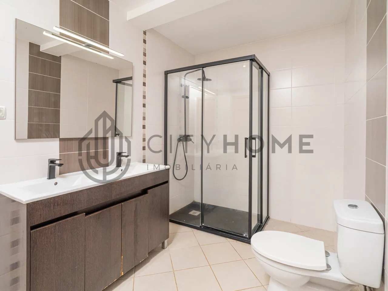 Contemporary Three-Bedroom House with Garden and Balcony in Portimão - View image 38 of 48