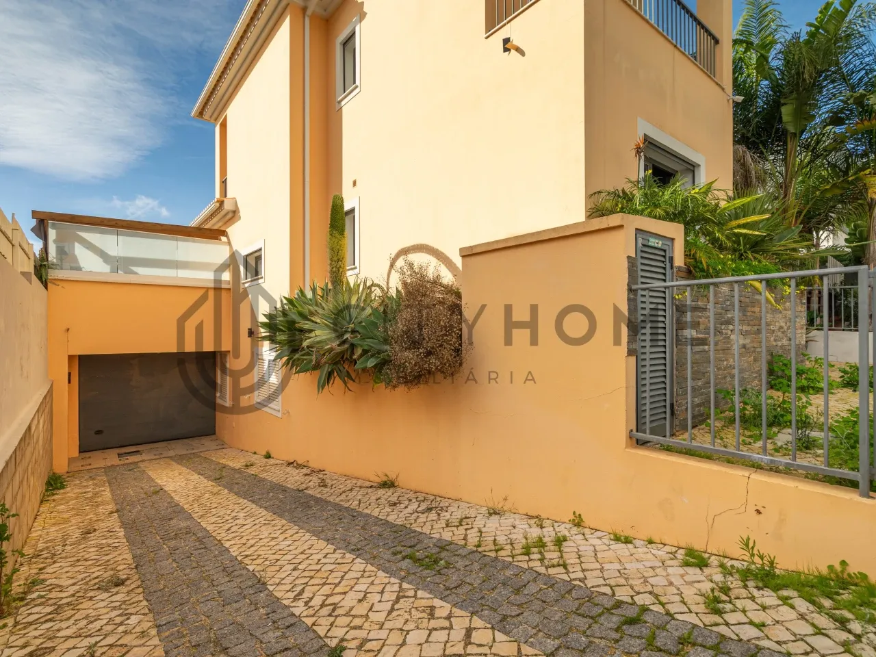 Contemporary Three-Bedroom House with Garden and Balcony in Portimão - View image 47 of 48