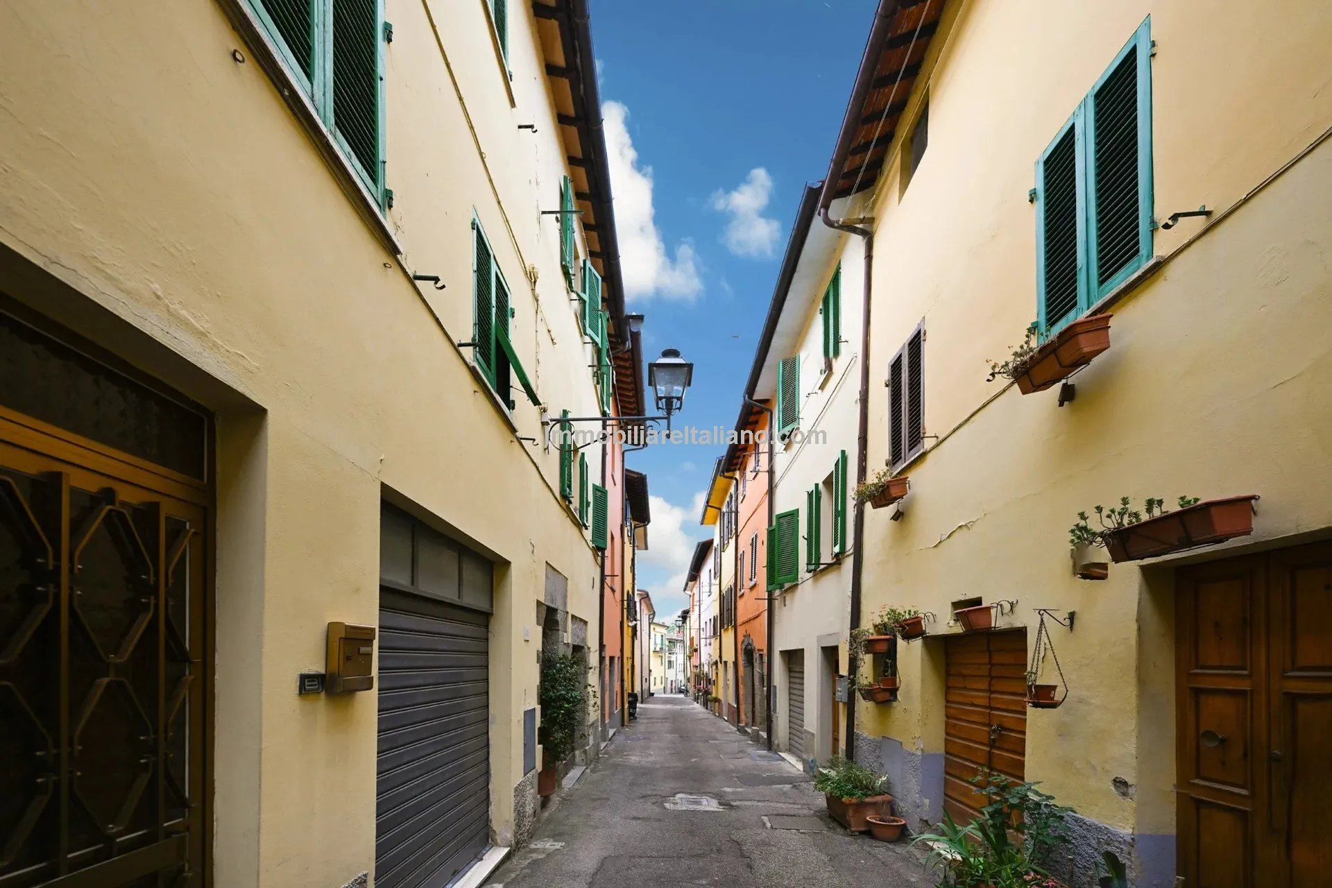 Chic Three-Storey Townhouse with Elevator in Historic Sansepolcro, Tuscany - Image 1