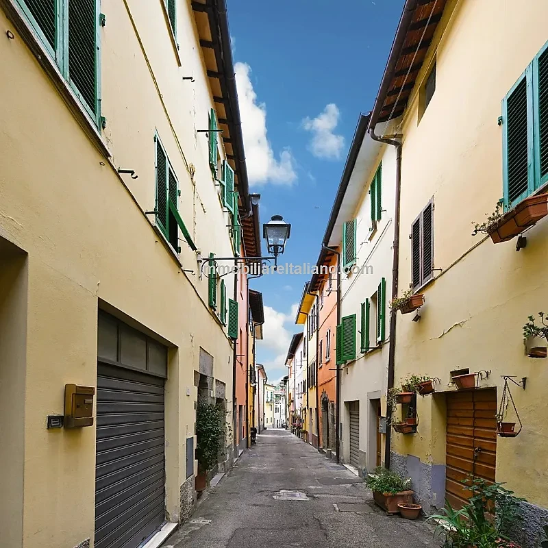 Elegant tre-etagers rækkehus med elevator i det historiske Sansepolcro, Toscana