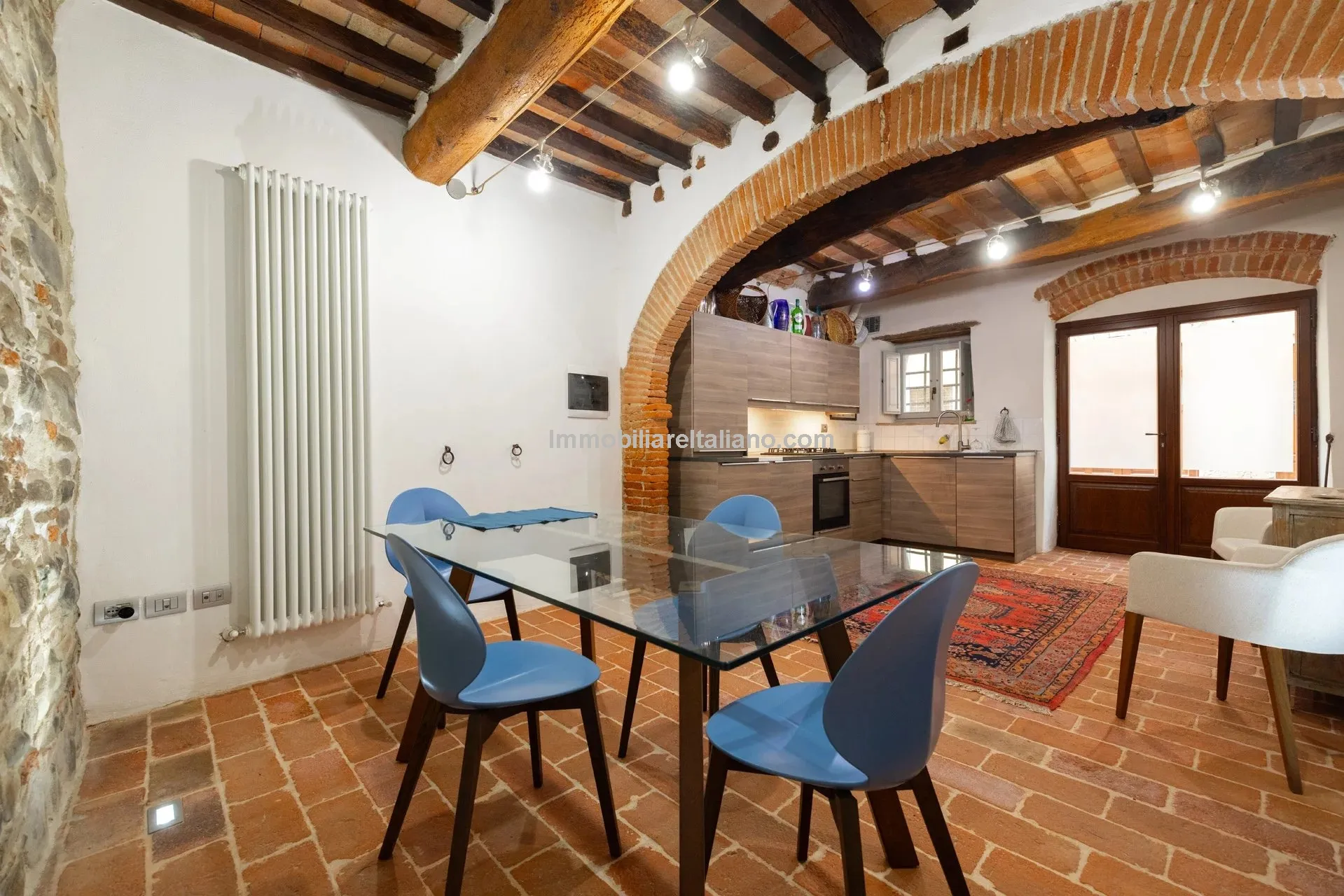 Chic Three-Storey Townhouse with Elevator in Historic Sansepolcro, Tuscany - Image 3