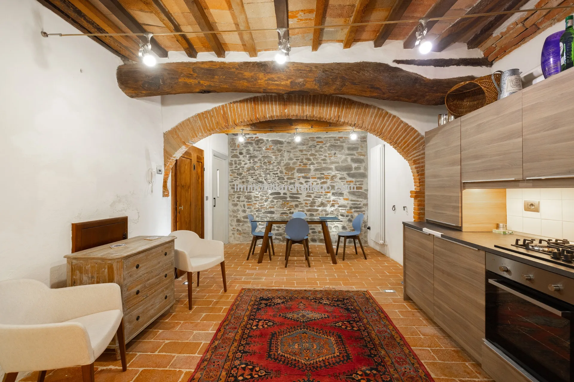 Chic Three-Storey Townhouse with Elevator in Historic Sansepolcro, Tuscany - Image 4