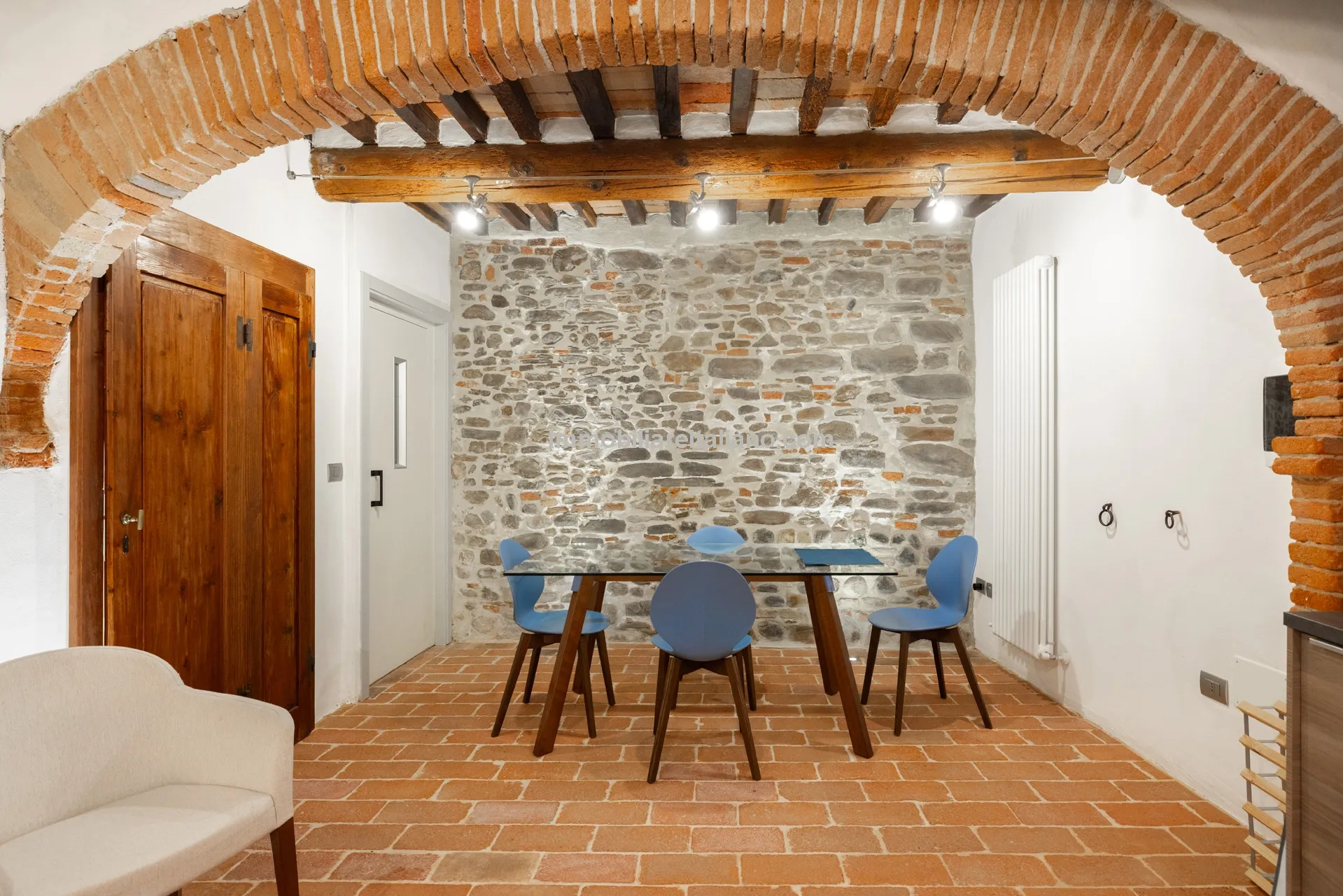 Chic Three-Storey Townhouse with Elevator in Historic Sansepolcro, Tuscany - Image 5