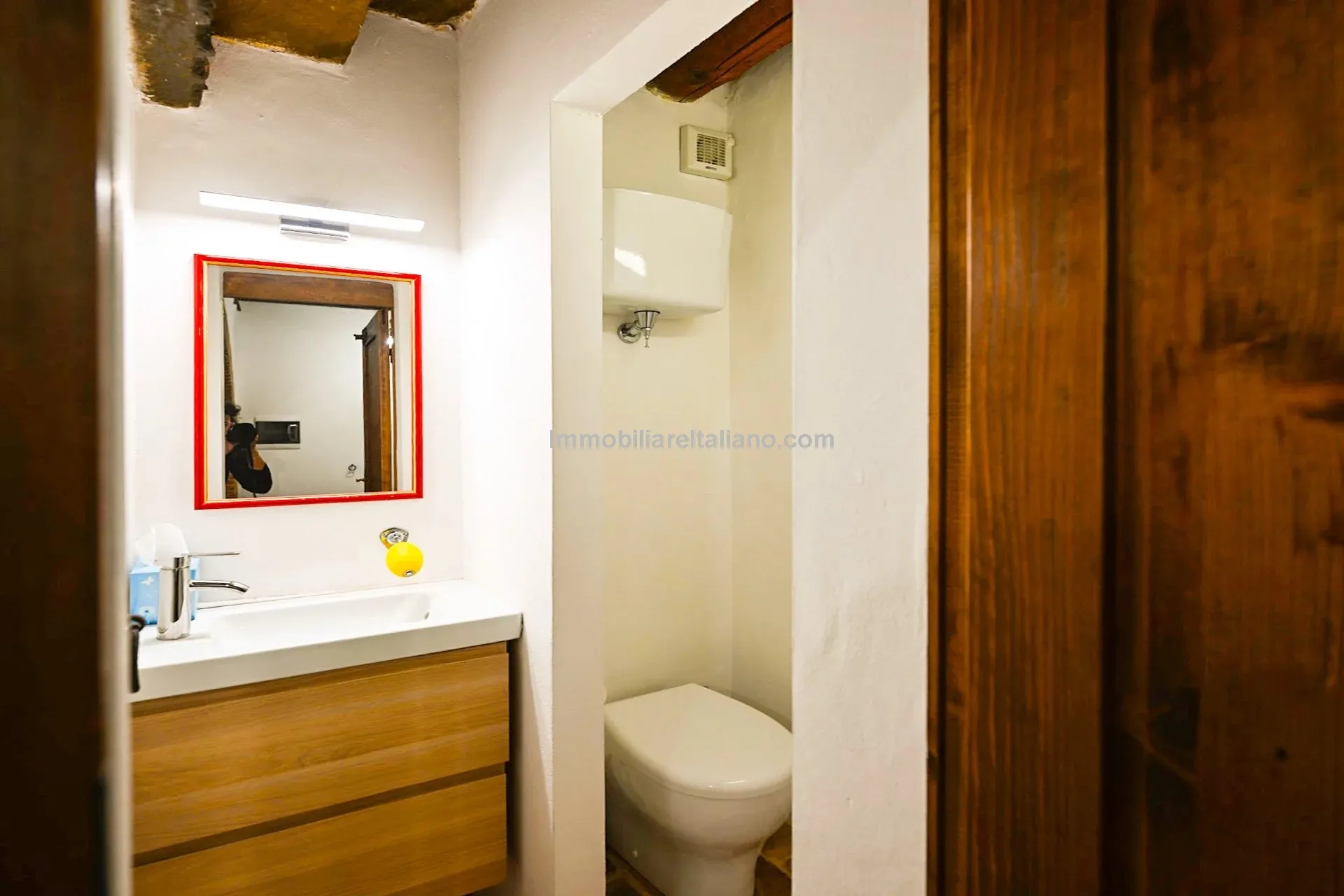 Chic Three-Storey Townhouse with Elevator in Historic Sansepolcro, Tuscany - View image 6 of 34